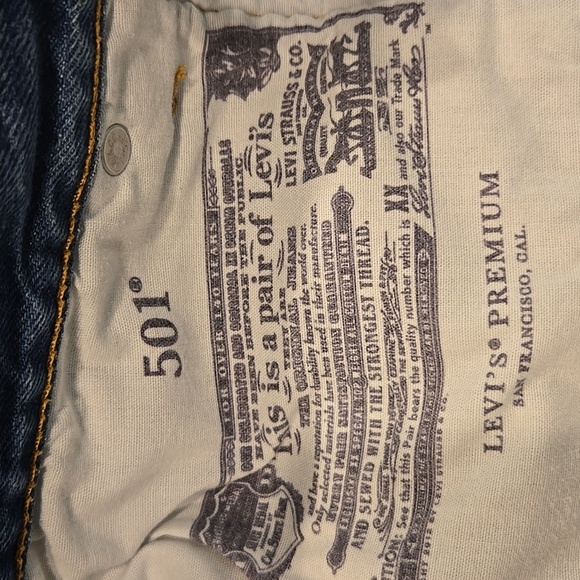 LEVI'S PREMIUM 501 BUTTON FLY BIG E RAW HEM JEAN SHORTS. SIZE 25. - Picture 4 of 9